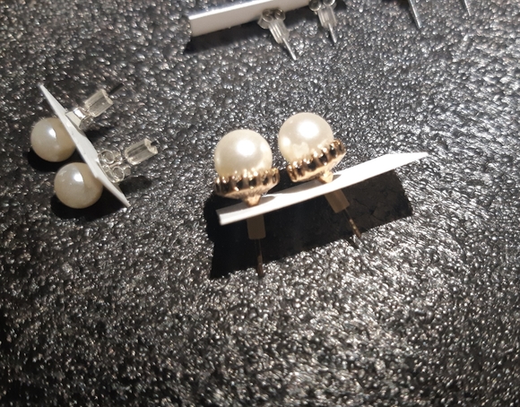 4 pair of earrings| great accessory| 10/10 - Picture 8 of 9